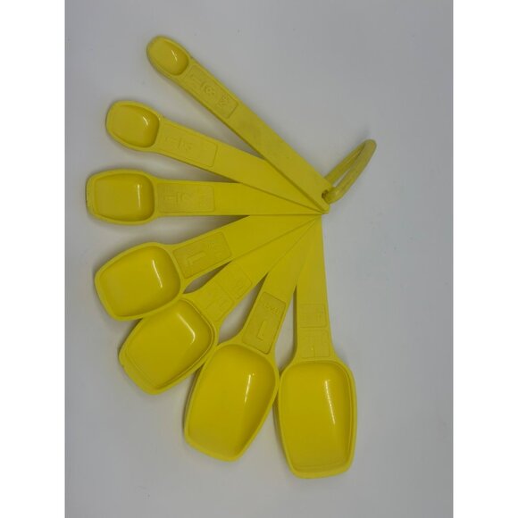 Vtg Tupperware Yellow Measuring Spoon Set of 7 Tsp TBSP Retro Kitchen READ - Picture 1 of 6